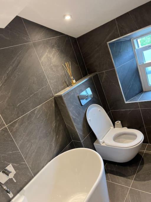 1 The Derry, Luxury 3 Bedroom - Holiday home